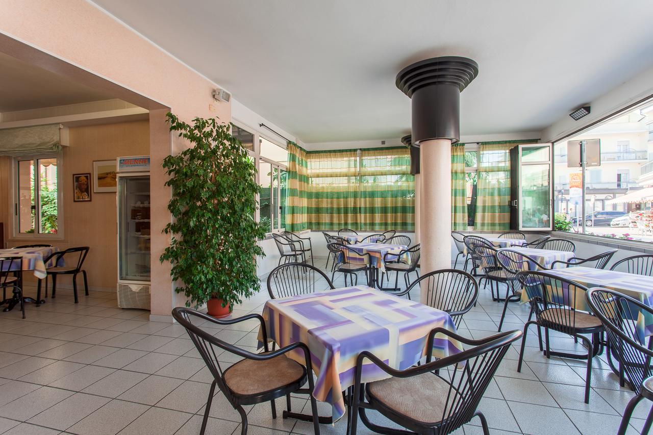 Hotel Benvenuti Гаттео-а-Маре Экстерьер фото