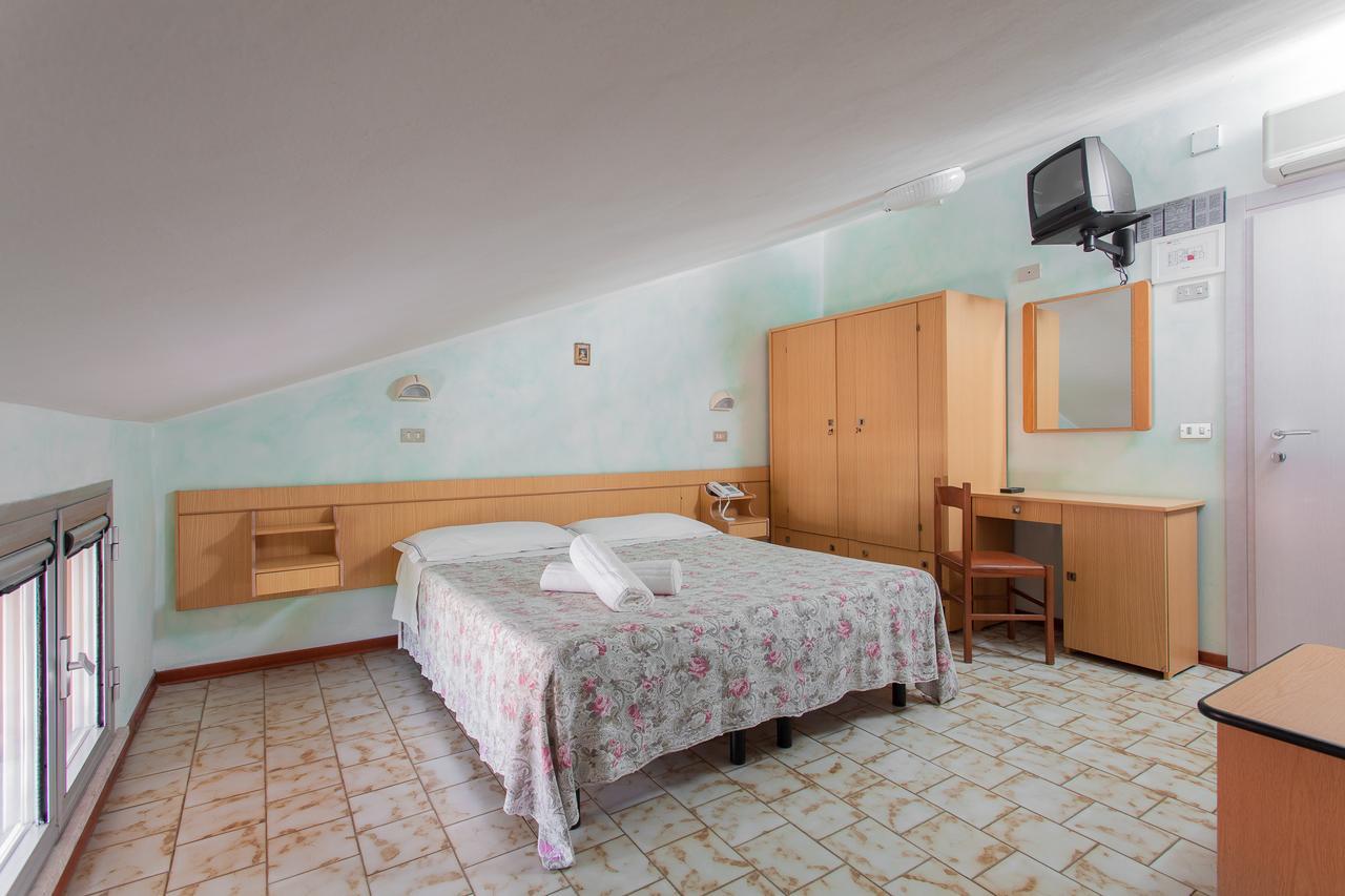 Hotel Benvenuti Гаттео-а-Маре Экстерьер фото