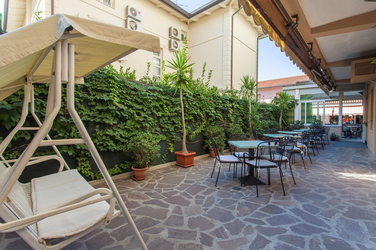 Hotel Benvenuti Гаттео-а-Маре Экстерьер фото