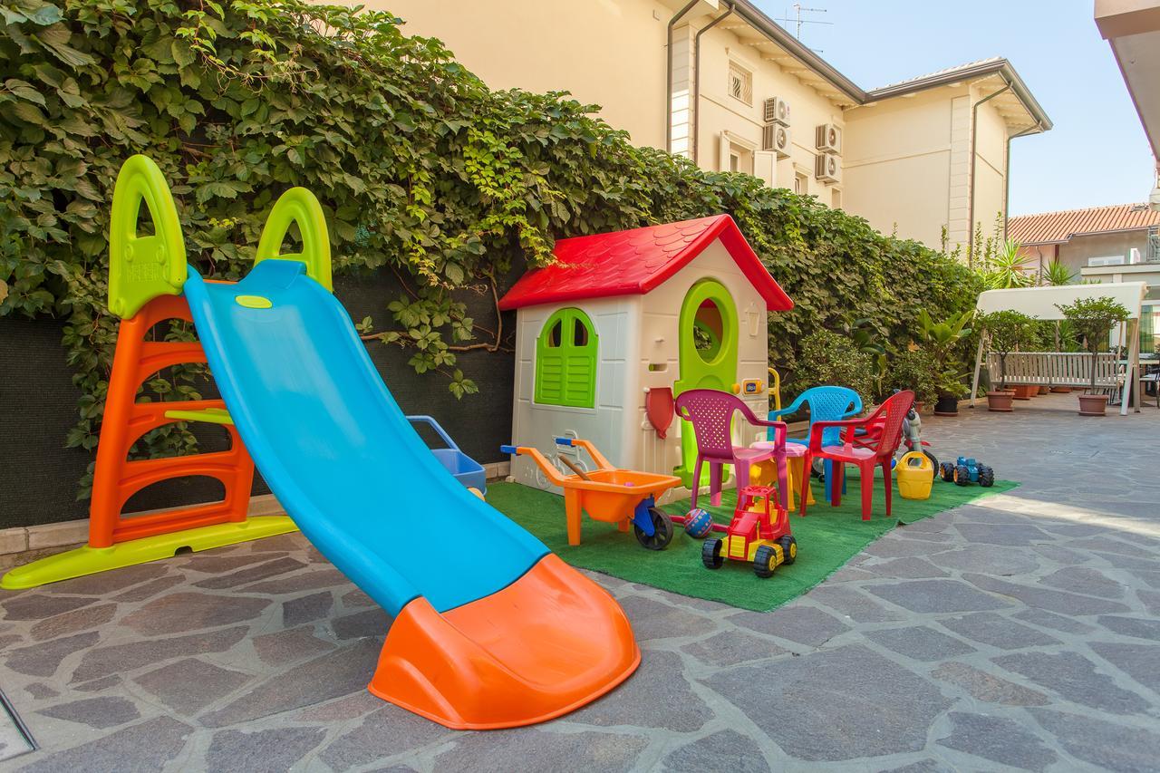 Hotel Benvenuti Гаттео-а-Маре Экстерьер фото