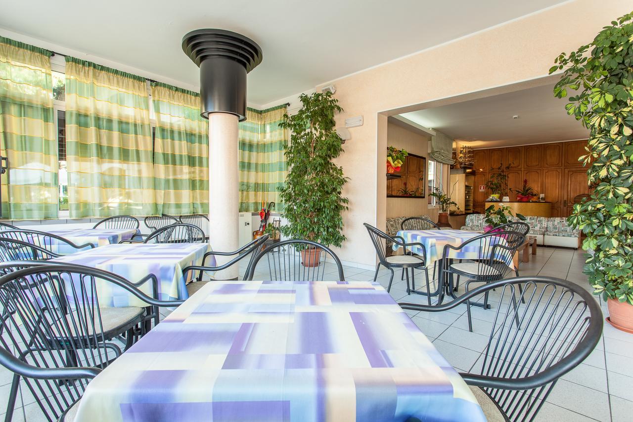 Hotel Benvenuti Гаттео-а-Маре Экстерьер фото