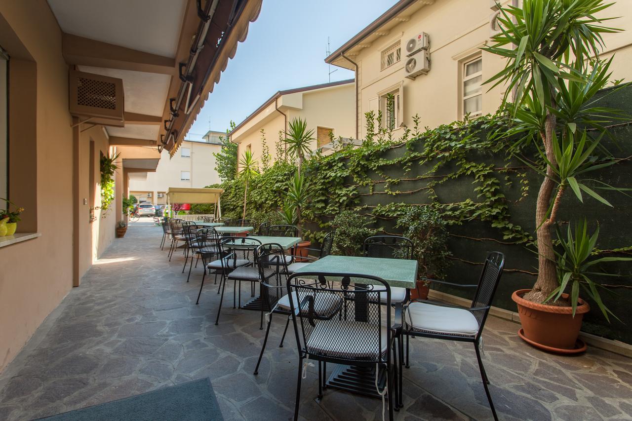 Hotel Benvenuti Гаттео-а-Маре Экстерьер фото