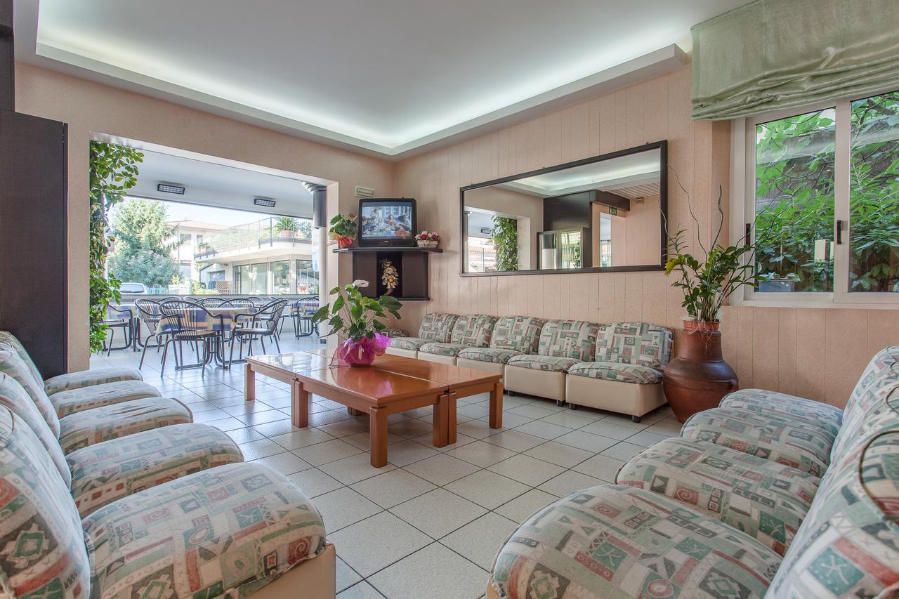 Hotel Benvenuti Гаттео-а-Маре Экстерьер фото